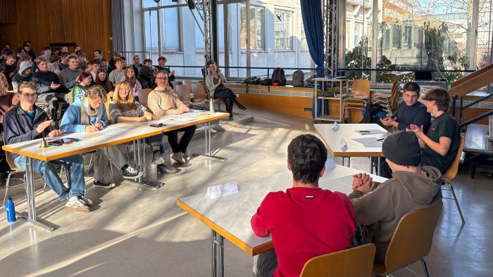 Debatte um Dienstpflicht _ Jugend debattiert